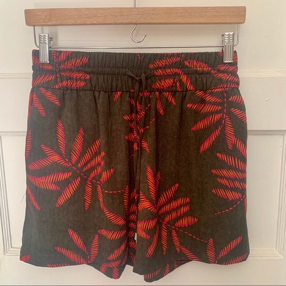 Printed Olive Crepe Shorts 4” - Picture 10 of 11
